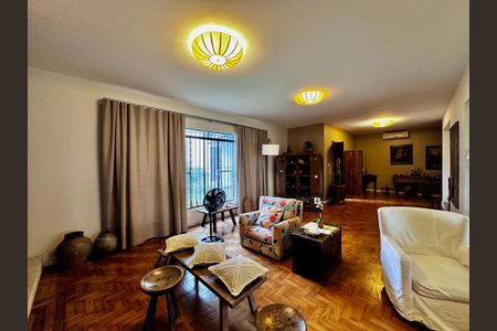 Casa à venda com 150m², 3 quartos e 8 vagasSala