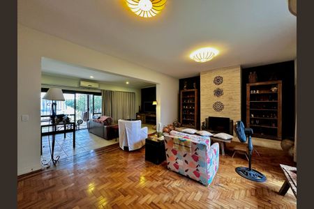 Casa à venda com 150m², 3 quartos e 8 vagasSala