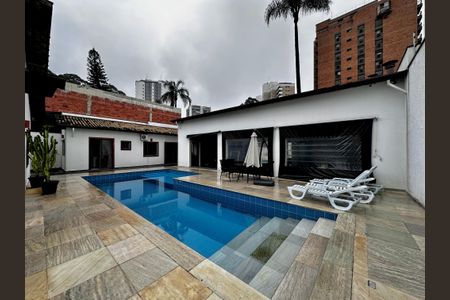 Casa à venda com 150m², 3 quartos e 8 vagasPiscina