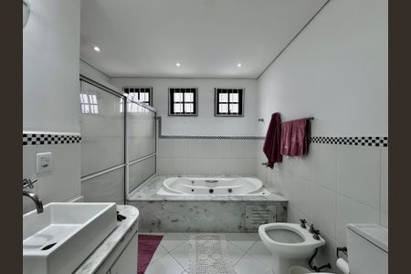 Casa à venda com 150m², 3 quartos e 8 vagasBanheiro Suíte 3