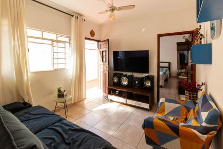 Casa à venda com 212m², 4 quartos e 2 vagasSala