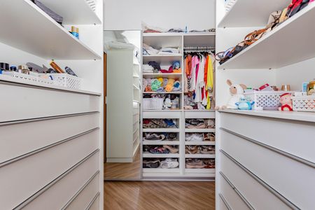 Casa à venda com 200m², 3 quartos e 2 vagasCloset da suíte