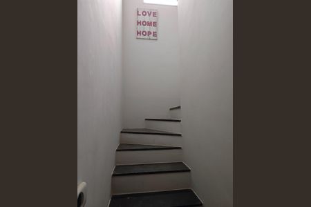 Casa à venda com 170m², 3 quartos e 2 vagas Casa à venda com 170m², 3 quartos e 2 vagasEscada