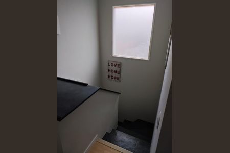 Casa à venda com 170m², 3 quartos e 2 vagas Casa à venda com 170m², 3 quartos e 2 vagasEscada