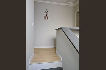 Casa à venda com 170m², 3 quartos e 2 vagas Casa à venda com 170m², 3 quartos e 2 vagasEscada