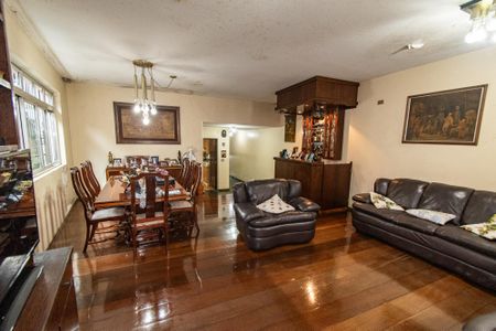 Casa à venda com 298m², 3 quartos e 3 vagasSala