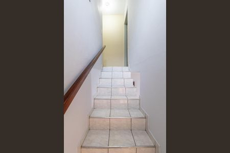 Casa à venda com 91m², 2 quartos e 2 vagasEscada