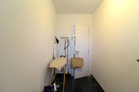 Apartamento à venda com 187m², 4 quartos e 3 vagas Apartamento à venda com 187m², 4 quartos e 3 vagasQuarto de Serviço