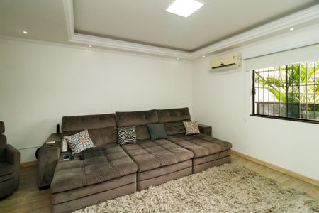 Casa à venda com 300m², 4 quartos e 6 vagasSala