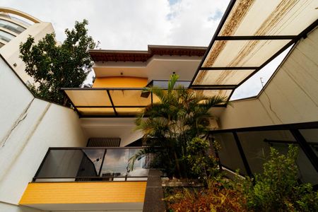 Casa à venda com 300m², 4 quartos e 6 vagasFachada