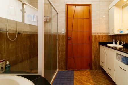 Casa à venda com 300m², 4 quartos e 6 vagasBanheiro da Suíte