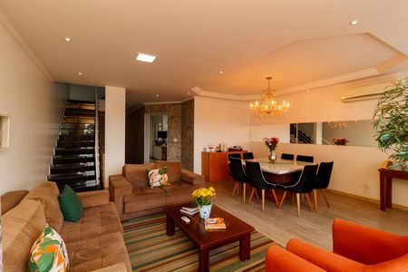 Casa à venda com 300m², 4 quartos e 6 vagasSala