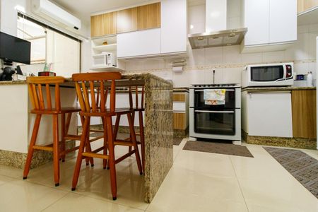 Casa à venda com 300m², 4 quartos e 6 vagasCozinha