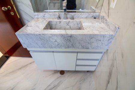 Casa à venda com 1100m², 4 quartos e 8 vagasBanheiro da Suíte 2