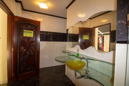 Casa à venda com 1100m², 4 quartos e 8 vagasBanheiro da Piscina