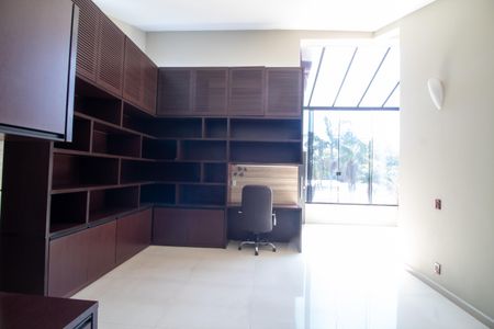 Casa à venda com 1100m², 4 quartos e 8 vagasEscritório