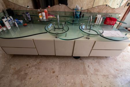 Casa à venda com 1100m², 4 quartos e 8 vagasBanheiro da Suíte 4