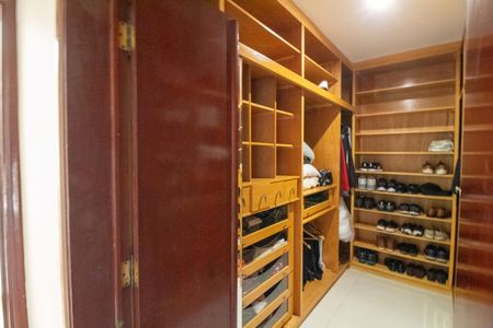 Casa à venda com 1100m², 4 quartos e 8 vagasCloset da suíte 4