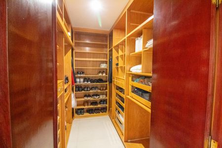 Casa à venda com 1100m², 4 quartos e 8 vagasCloset da suíte 4