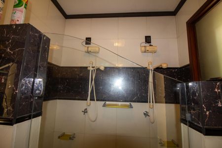 Casa à venda com 1100m², 4 quartos e 8 vagasBanheiro da Piscina