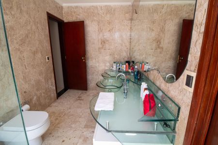 Casa à venda com 1100m², 4 quartos e 8 vagasBanheiro da Suíte 4