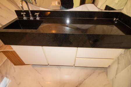 Casa à venda com 1100m², 4 quartos e 8 vagasBanheiro da Suíte 1