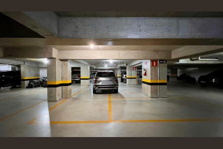 Apartamento à venda com 198m², 4 quartos e 5 vagas Apartamento à venda com 198m², 4 quartos e 5 vagasGaragem