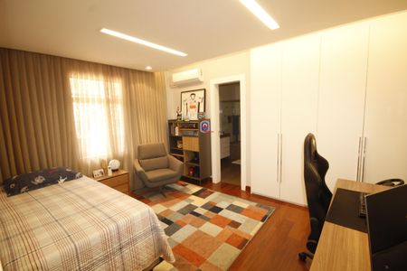 Apartamento à venda com 534m², 5 quartos e 6 vagasQuarto 2