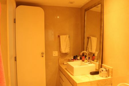 Apartamento à venda com 213m², 4 quartos e 2 vagasBanheiro da Suíte 1