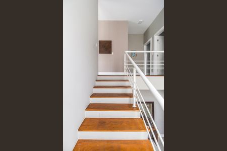 Casa de condomínio para alugar com 420m², 1 quarto e 4 vagasEscada