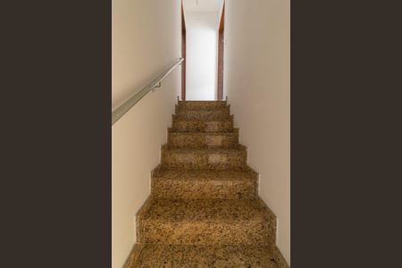 Casa de condomínio para alugar com 160m², 3 quartos e 2 vagasEscada