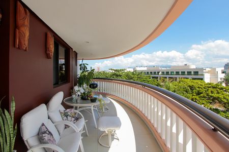 Apartamento à venda com 145m², 4 quartos e 2 vagasVaranda