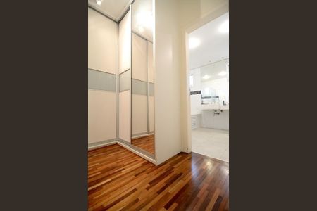 Casa de condomínio à venda com 436m², 4 quartos e 5 vagas