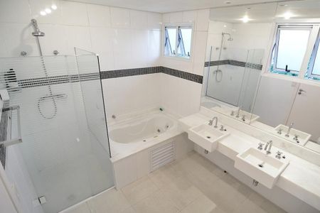 Casa de condomínio à venda com 436m², 4 quartos e 5 vagas