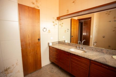 Casa para alugar com 411m², 4 quartos e 3 vagas Casa para alugar com 411m², 4 quartos e 3 vagasBANHEIRO QUARTO 1