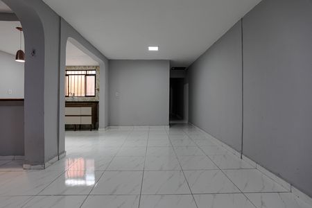 Sala de casa para alugar com 3 quartos, 175m² em Conjunto Habitacional Antonio Bovolenta, Mogi das Cruzes