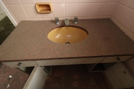 Casa à venda com 350m², 3 quartos e 6 vagasBanheiro da Suíte - Pia