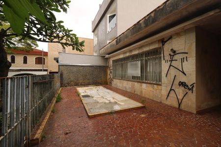 Casa à venda com 350m², 3 quartos e 6 vagasQuintal Frente