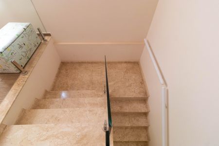 Casa à venda com 250m², 3 quartos e 5 vagas Casa à venda com 250m², 3 quartos e 5 vagasEscada