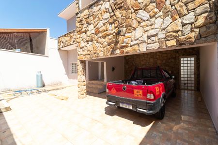 Casa à venda com 250m², 3 quartos e 5 vagas Casa à venda com 250m², 3 quartos e 5 vagasGaragem