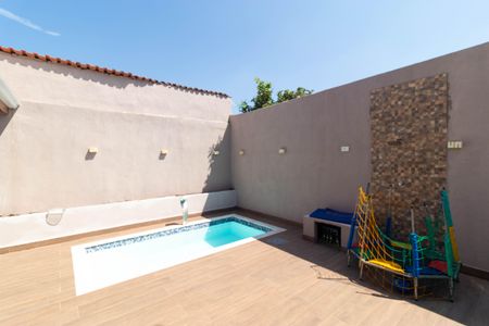 Casa à venda com 250m², 3 quartos e 5 vagas Casa à venda com 250m², 3 quartos e 5 vagasPiscina