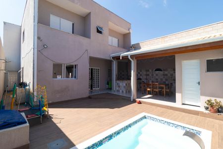 Casa à venda com 250m², 3 quartos e 5 vagas Casa à venda com 250m², 3 quartos e 5 vagasPiscina