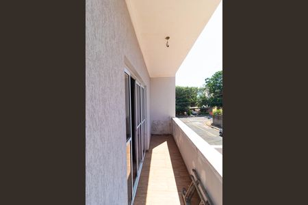 Casa à venda com 250m², 3 quartos e 5 vagas Casa à venda com 250m², 3 quartos e 5 vagasSacada da Sala 03