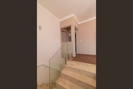 Casa à venda com 250m², 3 quartos e 5 vagas Casa à venda com 250m², 3 quartos e 5 vagasEscada