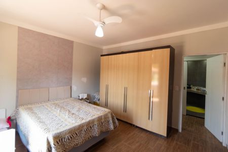 Casa à venda com 250m², 3 quartos e 5 vagas Casa à venda com 250m², 3 quartos e 5 vagasSuíte