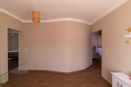 Casa à venda com 250m², 3 quartos e 5 vagas Casa à venda com 250m², 3 quartos e 5 vagasEscritório