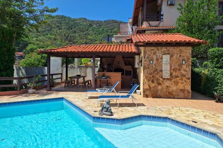 Casa de condomínio à venda com 227m², 4 quartos e 2 vagasQuintal