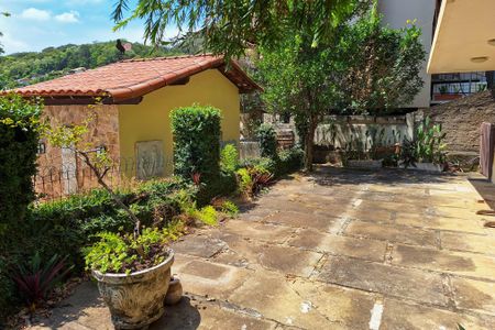 Casa de condomínio à venda com 227m², 4 quartos e 2 vagasQuintal