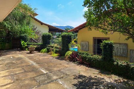 Casa de condomínio à venda com 227m², 4 quartos e 2 vagasQuintal
