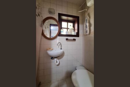 Casa de condomínio à venda com 227m², 4 quartos e 2 vagasBanheiro de serviço